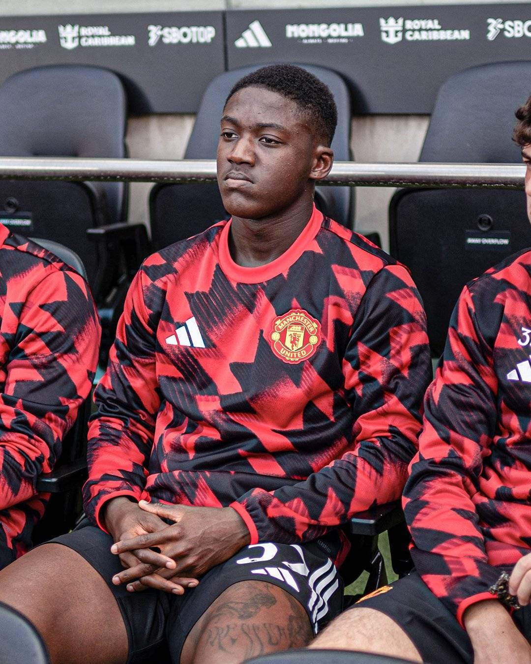 曼联新帝星心生不满，两轮零出场且无缘加薪！暂留队但最早冬窗恐走人